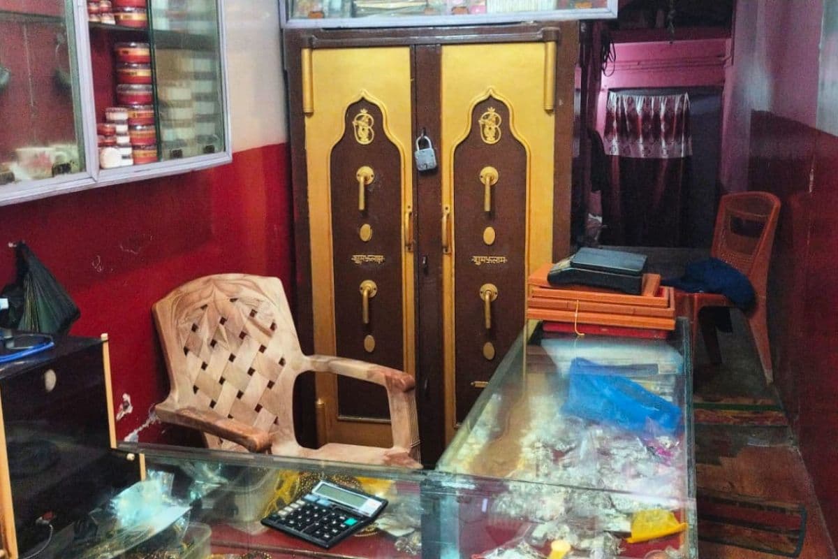 Palamu Crime: पांच लाख के सोने के आभूषण की चोरी, दुकानदार को भनक तक नहीं लगी