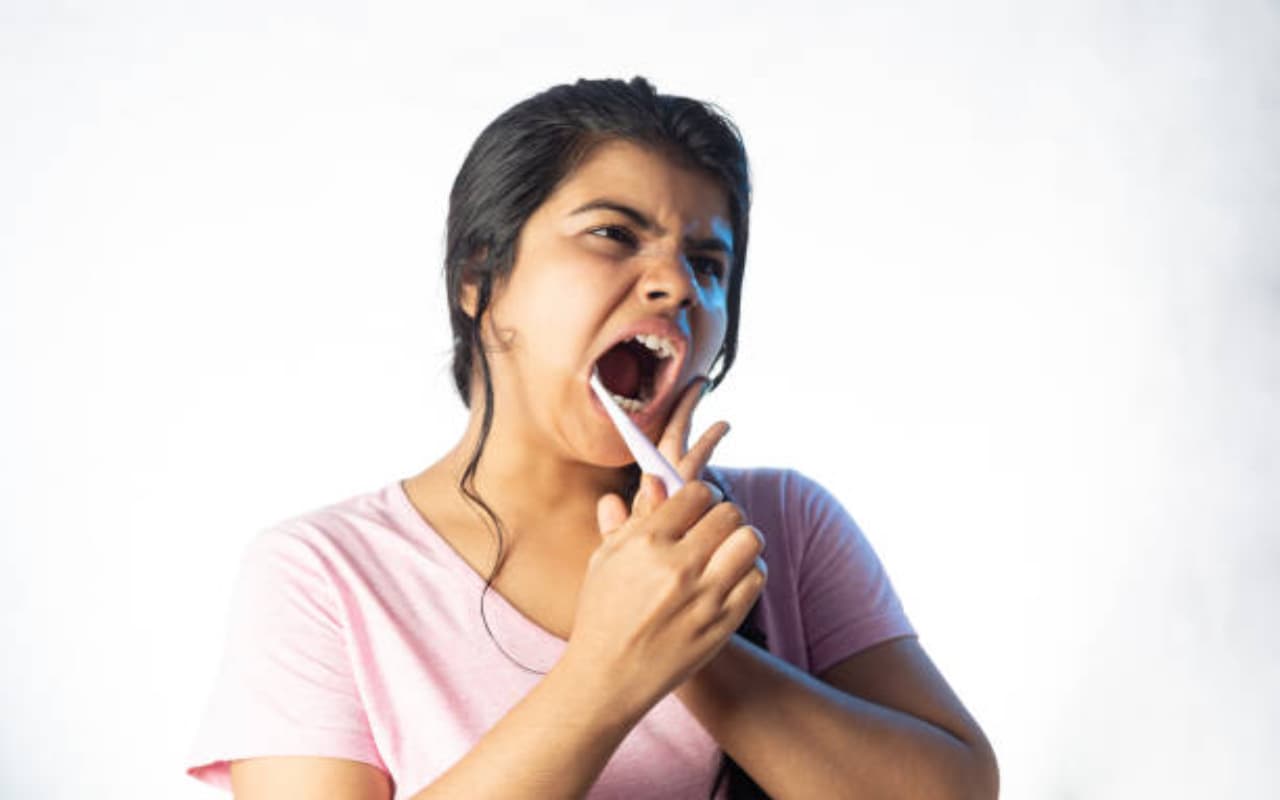 Toothache Remedy: दांतों के दर्द ने मुश्किल कर दिया जीना? इस तरह घर पर ही करें ठीक