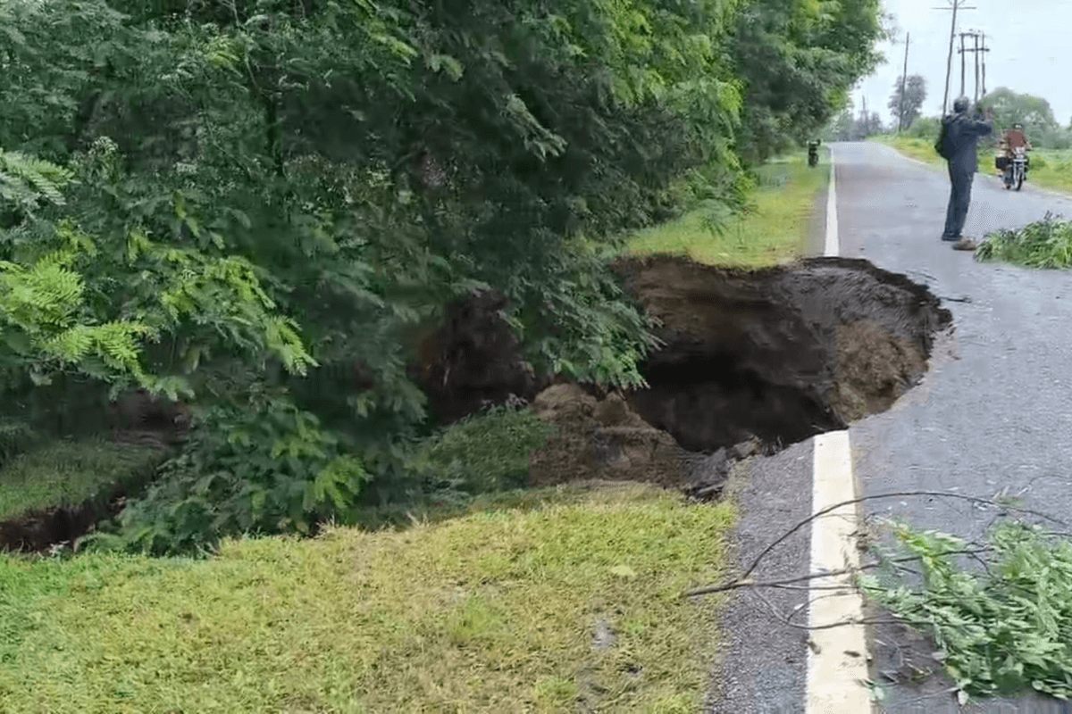 Giridih News: तेज आवाज के साथ सड़क के बीचों-बीच फटी धरती, दहशत में लोग