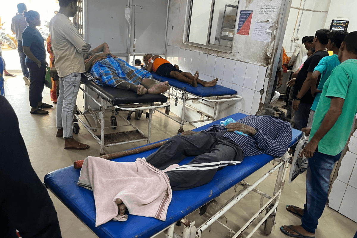 Dhanbad News: एमएनएमएमसीएच में मरीजों का स्ट्रेचर में हो रहा इलाज, बेड खाली होने का कर रहे इंतजार