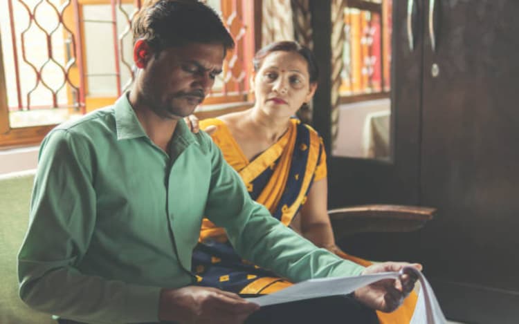 Vastu Tips: रुक गयी घर की तरक्की? अपनाएं वास्तु शास्त्र से जुड़े ये उपाय