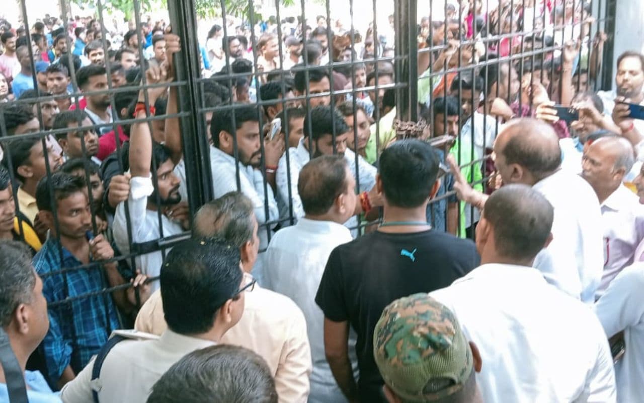 Veer Kunwar University: आरा में छात्रों ने किया हंगामा, कॉलेज के प्रिंसिपल ने परीक्षा की रद्द