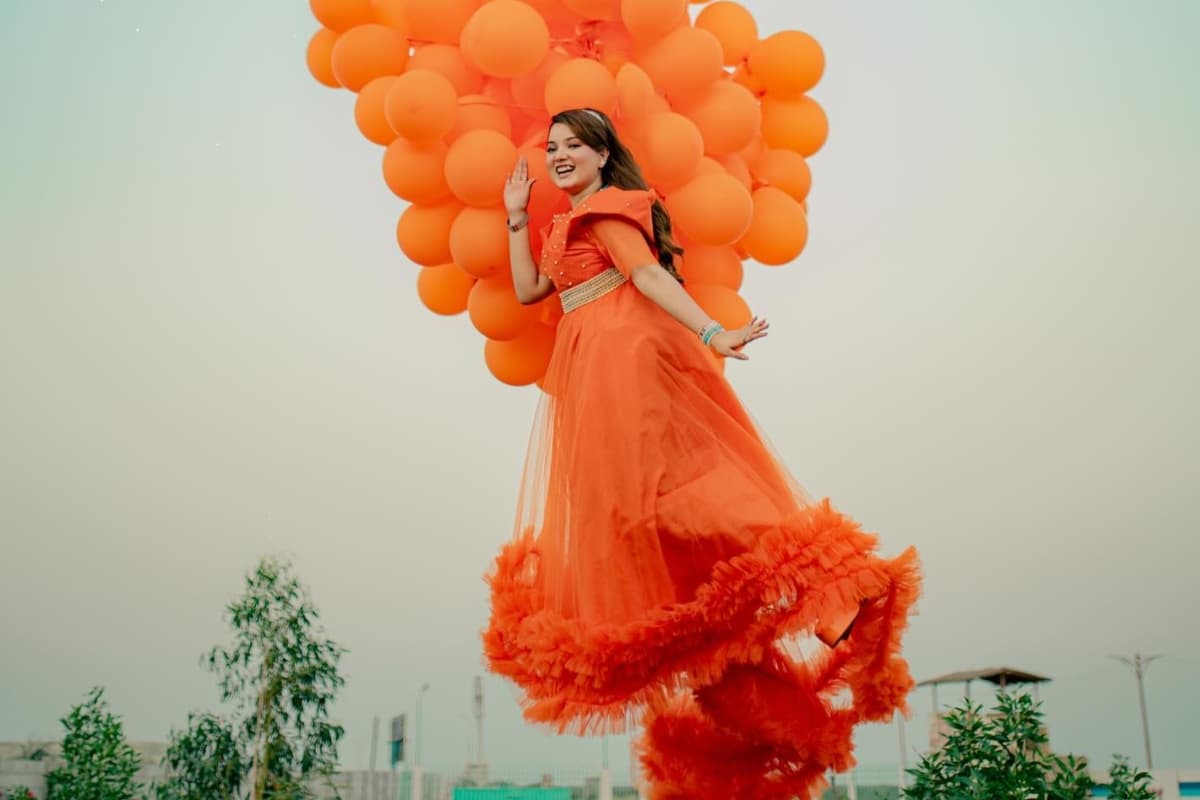 Viral Video: पाकिस्तान की इस यूट्यूबर ने बर्थडे पर केक की जगह मंगवाया क्रेन, जानिए आगे क्या हुआ