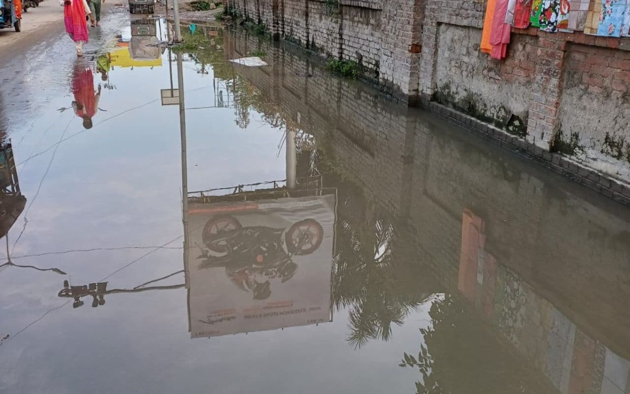 Muzaffarpur News: आधे घंटे की बारिश के बाद स्टेशन रोड पर जलभराव, यूनिवर्सिटी में धंसा कल्वर्ट
