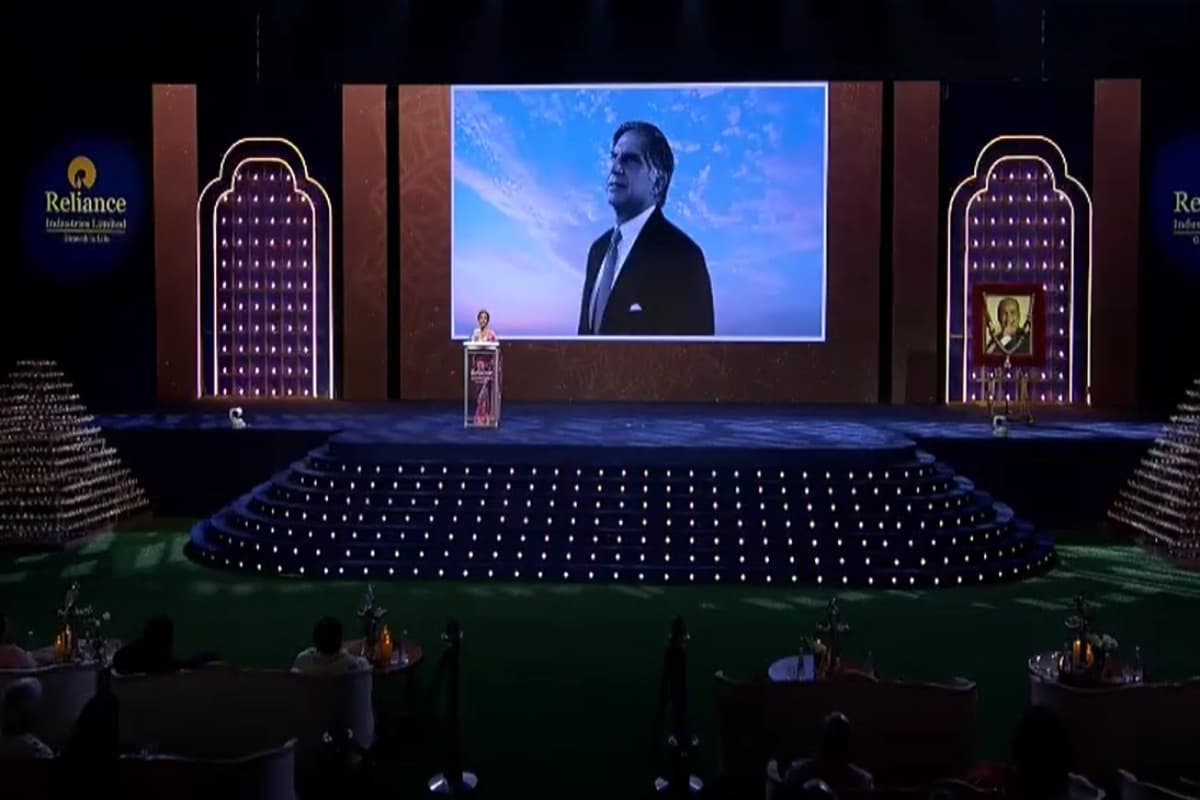 मुकेश और नीता अंबानी ने रतन टाटा को किया याद, रिलायंस इंडस्ट्री के दिवाली रात्रिभोज में दी श्रद्धांजलि