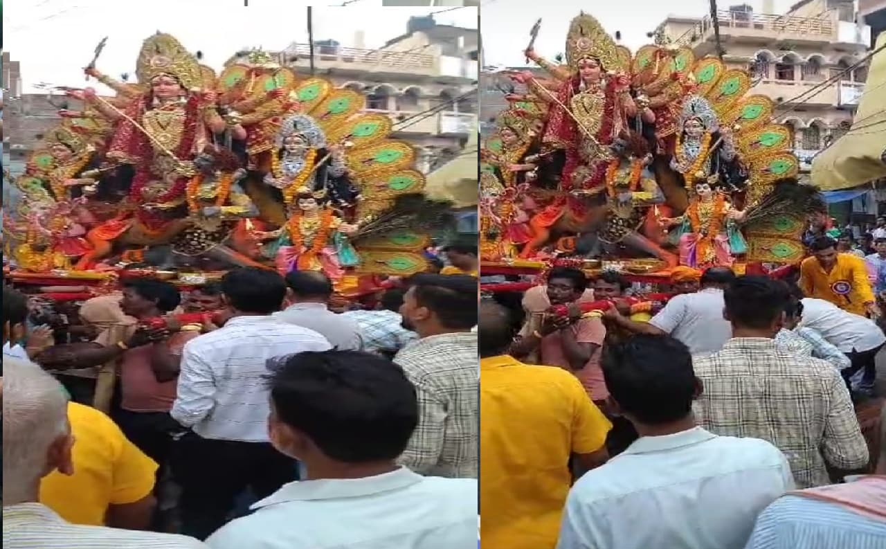 फुलवारी शरीफ: 100 साल पुरानी है यह परंपरा, यहां कंधे पर विसर्जन के लिए जाती है मां की प्रतिमा