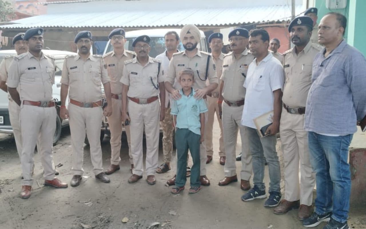 Bihar News: मधेपुरा से अगवा छात्र खगड़िया में सकुशल बरामद, अपराधियों ने स्कूल बस रोककर किया था अपहरण