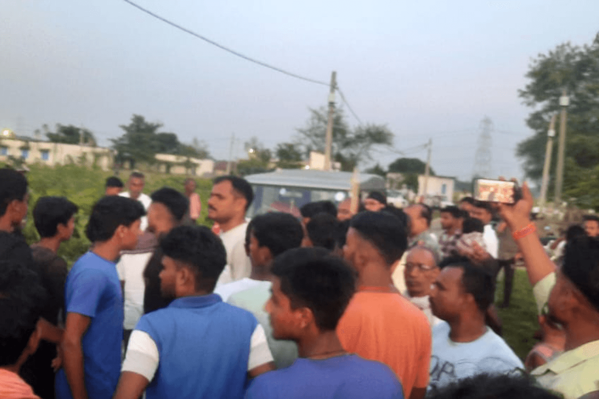 चतरा में व्यक्ति की हत्या के बाद बवाल, आक्रोशित ग्रामीणों ने बीडीओ को घर में किया कैद