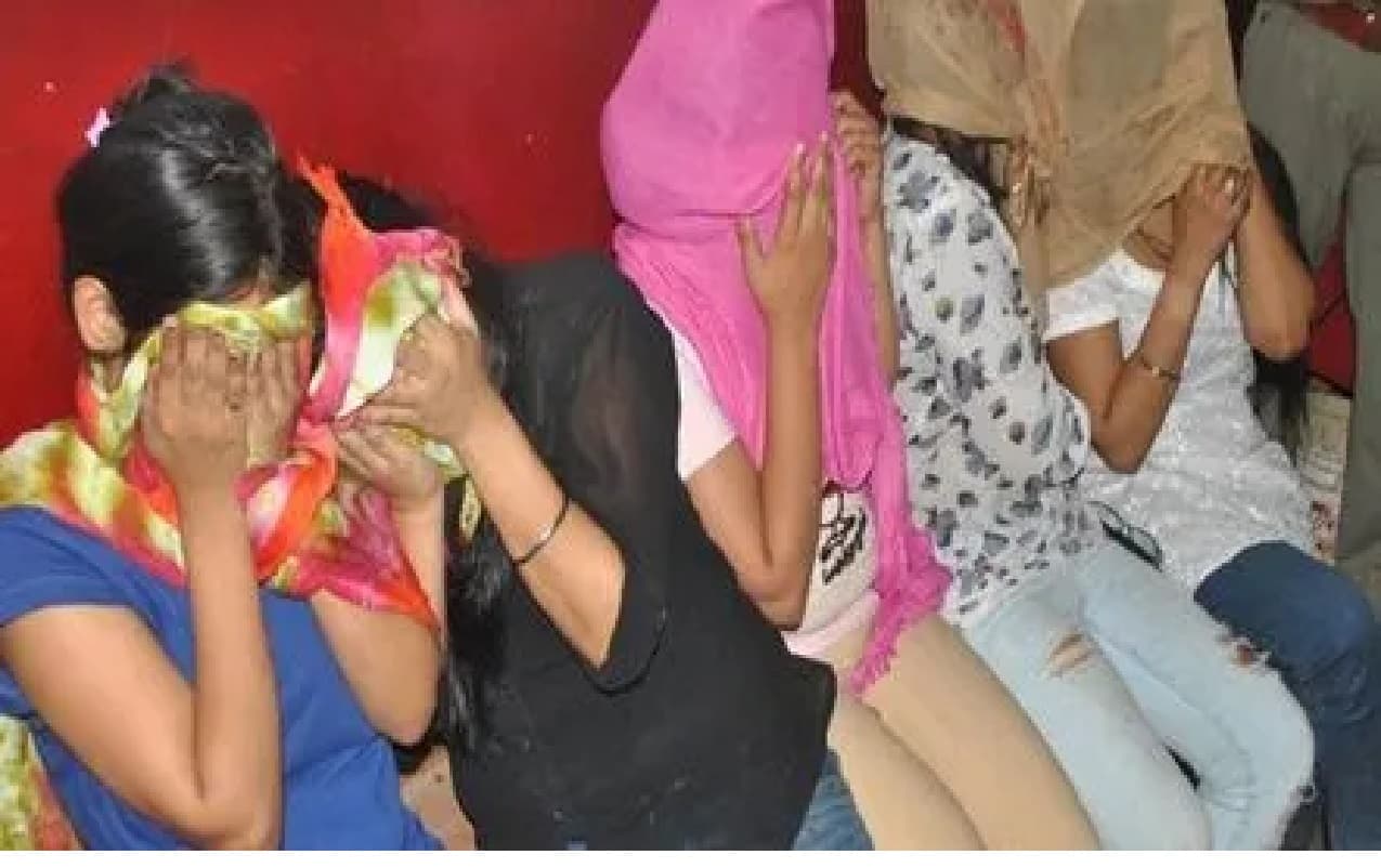 गोपालगंज: गेस्ट हाउस में पुलिस का छापा, 40 लड़के-लड़कियां आपत्तिजनक हालत में पकड़े गये