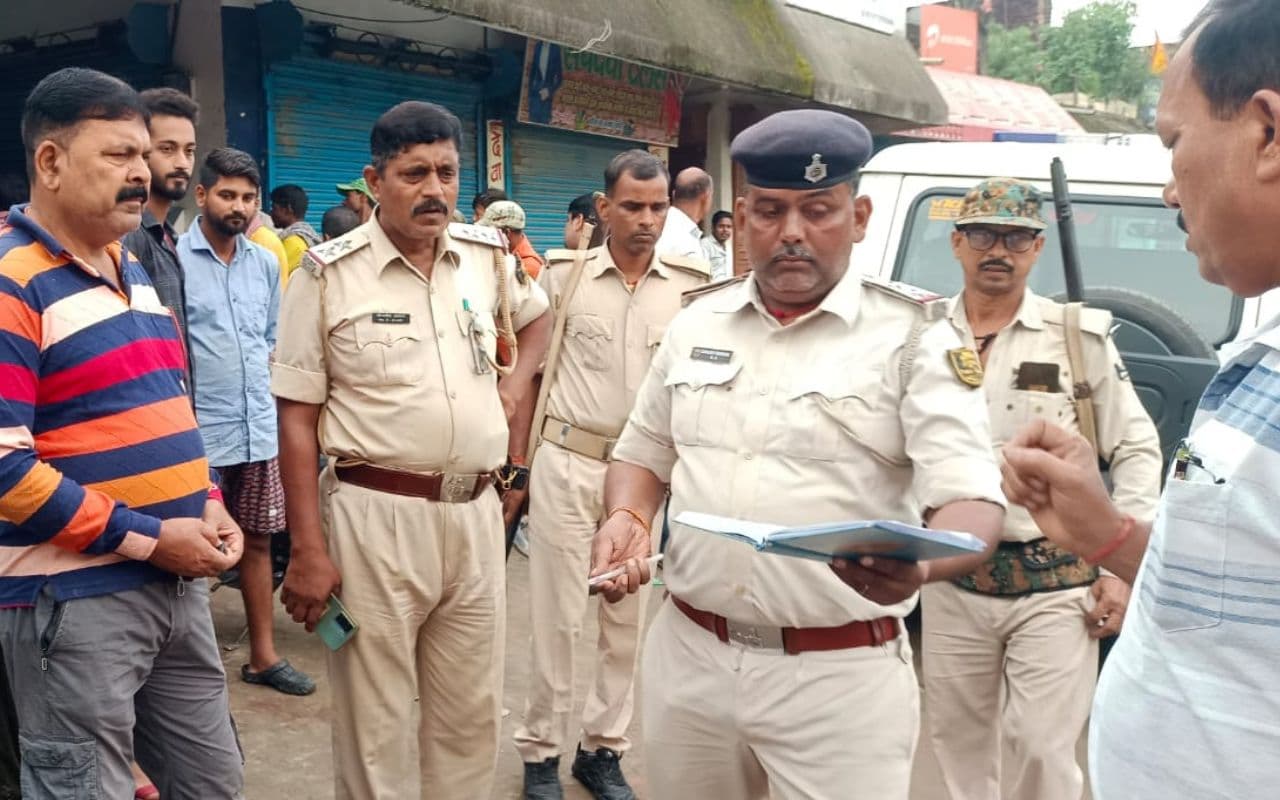 Bihar News: पूर्णिया में एक साथ टूटे नौ दुकानों के शटर के ताले, सभी चोरों का चेहरा सीसीटीवी में कैद