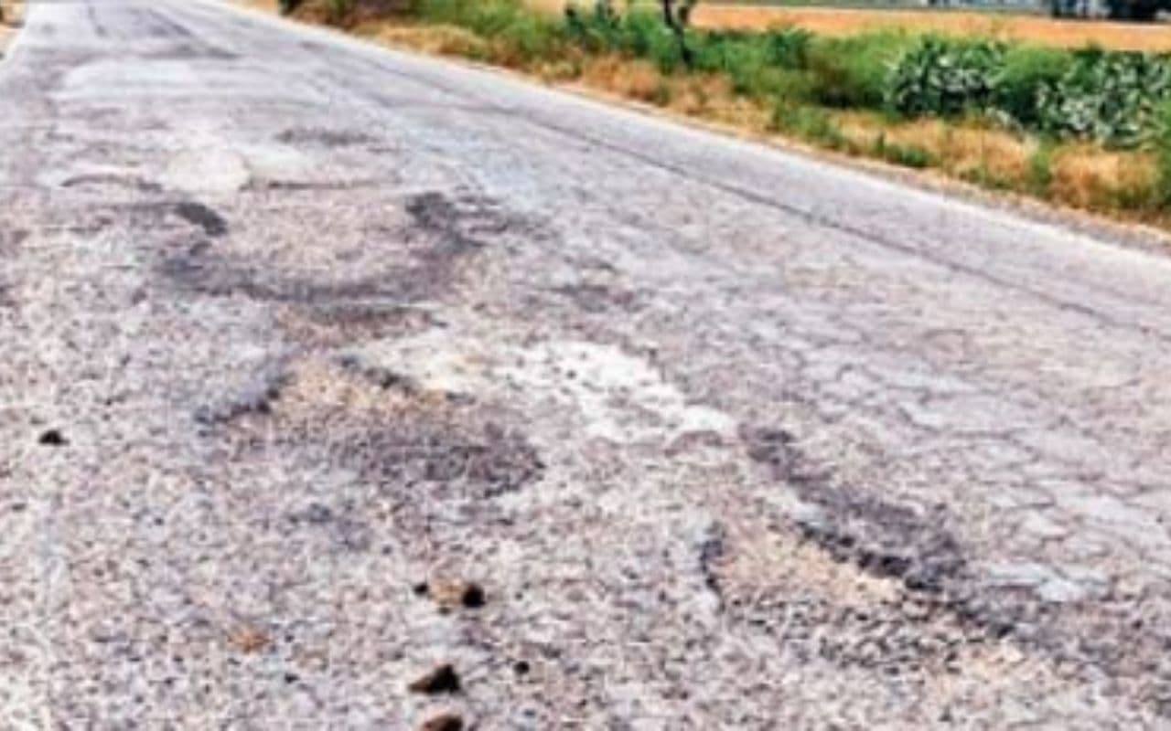 Bihar News: डिप्टी सीएम से दो बार रिक्वेस्ट नहीं आया काम, चार किमी जर्जर सड़क पर दौड़ रही मौत