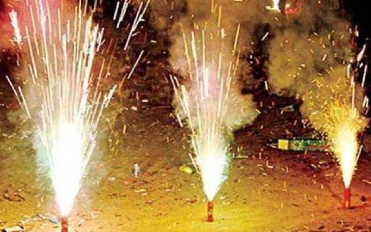 Diwali Celebration: प्रदूषण रहित त्योहार से लाएं खुशियों के संग सेहत का उपहार, दीपावली में कम से कम फोड़ें पटाखे