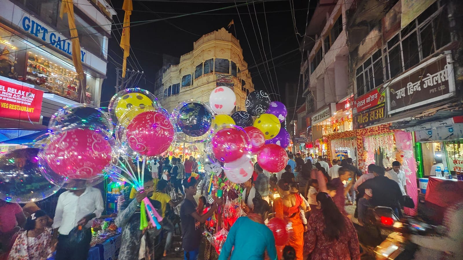 Dhanteras in Palamu: दीया से लेकर कार-बाइक, सोना-चांदी से लेकर मोबाइल फोन तक, धनतेरस में गुलजार रहा बाजार