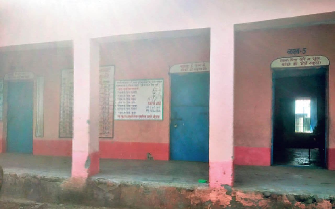 Bihar News: जमुई के एक सरकारी स्कूल से चौंकाने वाला वीडियो वायरल, शिक्षक ने बच्चों से करवाई …