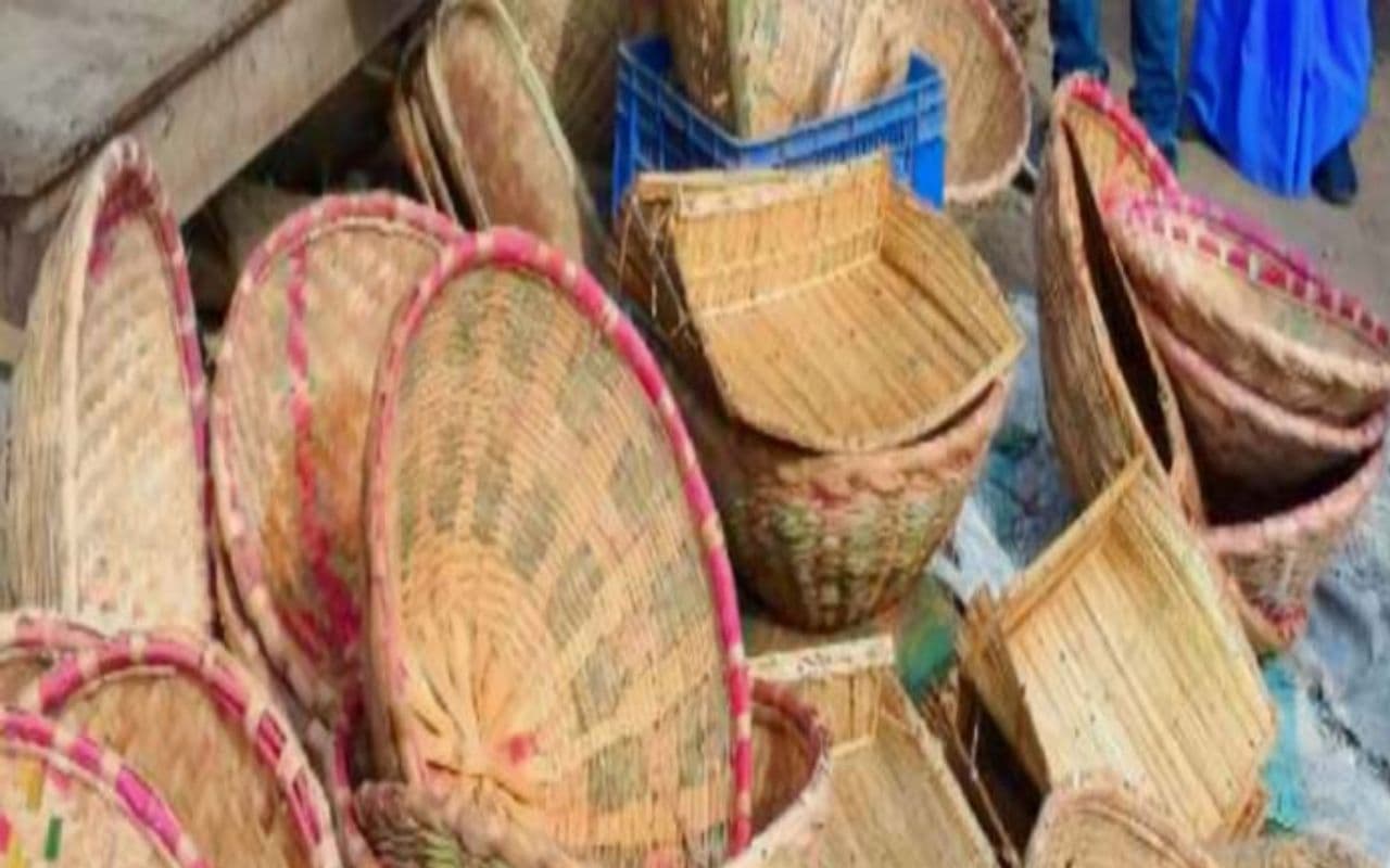 Chhath Puja 2024: शुद्धता के प्रतीक बांस के उत्पादों के निर्माण में जुटे हैं कारीगर, बांस के बने सूप-दउरा की नहीं घटी डिमांड