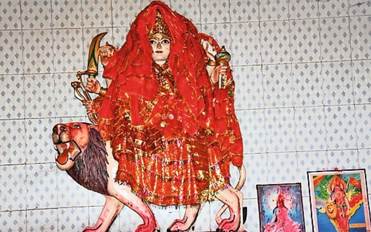 Durga Puja 2024: सीतामढ़ी में 200 सौ साल से मां महारानी दुर्गा मंदिर में जल रहा है आस्था का दीप, भक्तों की लगी भारी भीड़