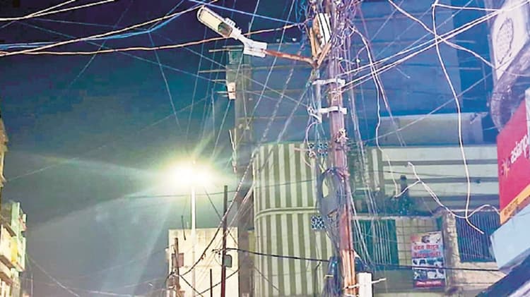 Munger News : दुर्गा पूजा में पर्याप्त रोशनी का दावा फेल, सैकड़ों लाइटें हैं बंद