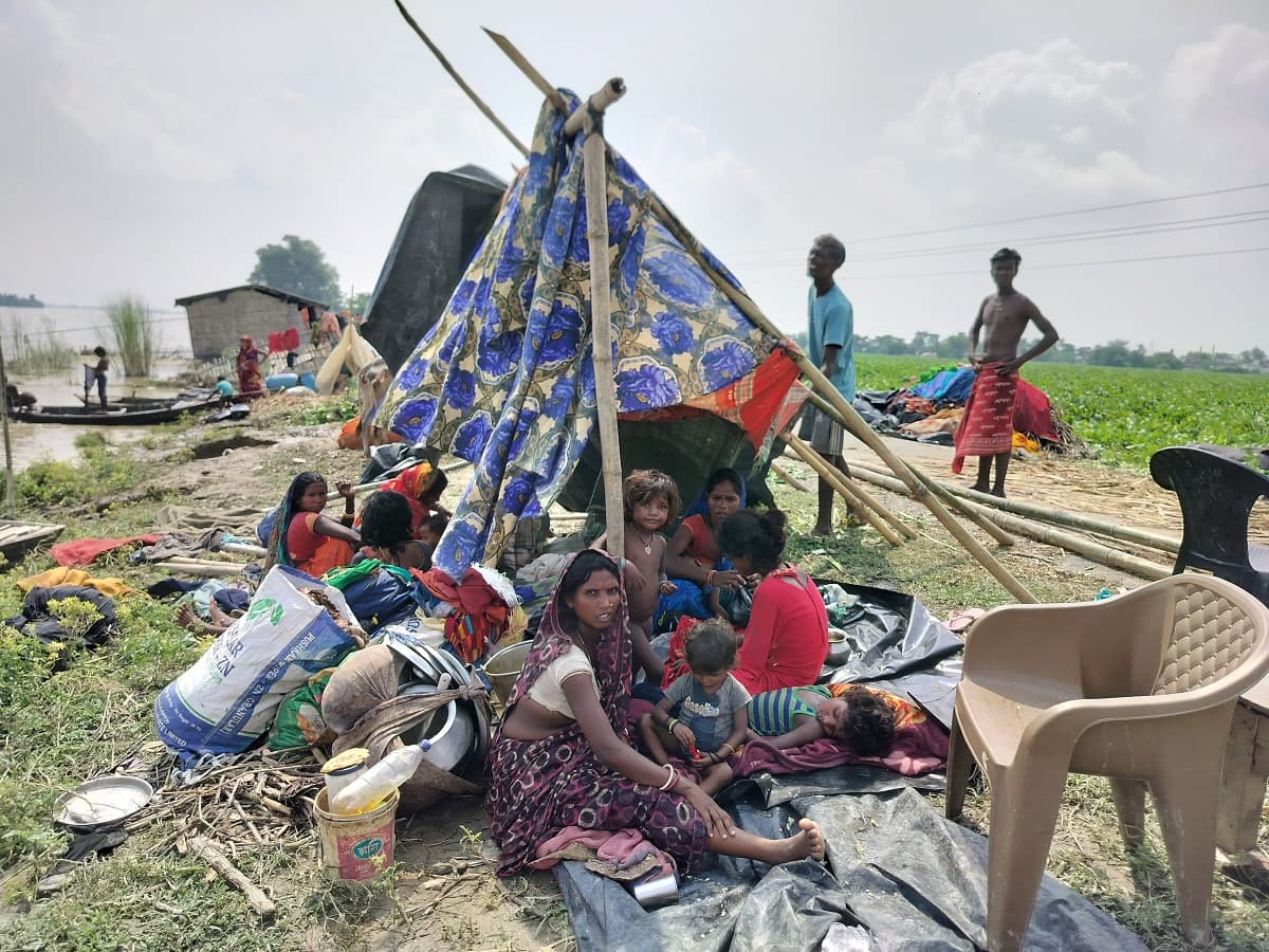 Saharsa news : तटबंध पर खानाबदोश का जीवन गुजार रहे बाढ़ पीड़ित, चूड़ा-मूढ़ी से बुझा रहे पेट की आग