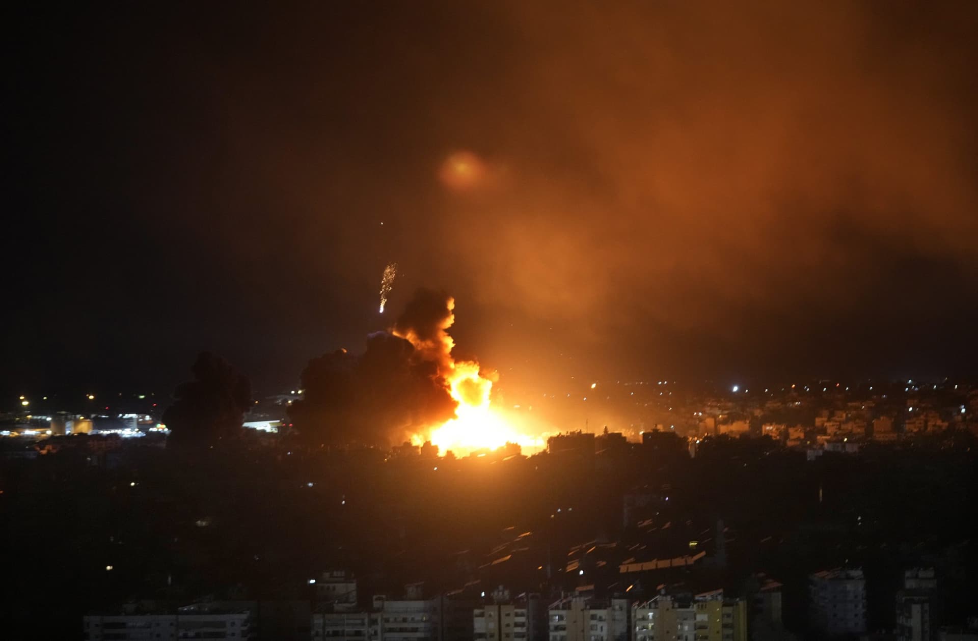 Israel Hezbollah War: इजराल के बमों ने लेबनान में मचा दी तबाही, इन 15 फोटो में देखिए विनाश की छोटी सी झलक