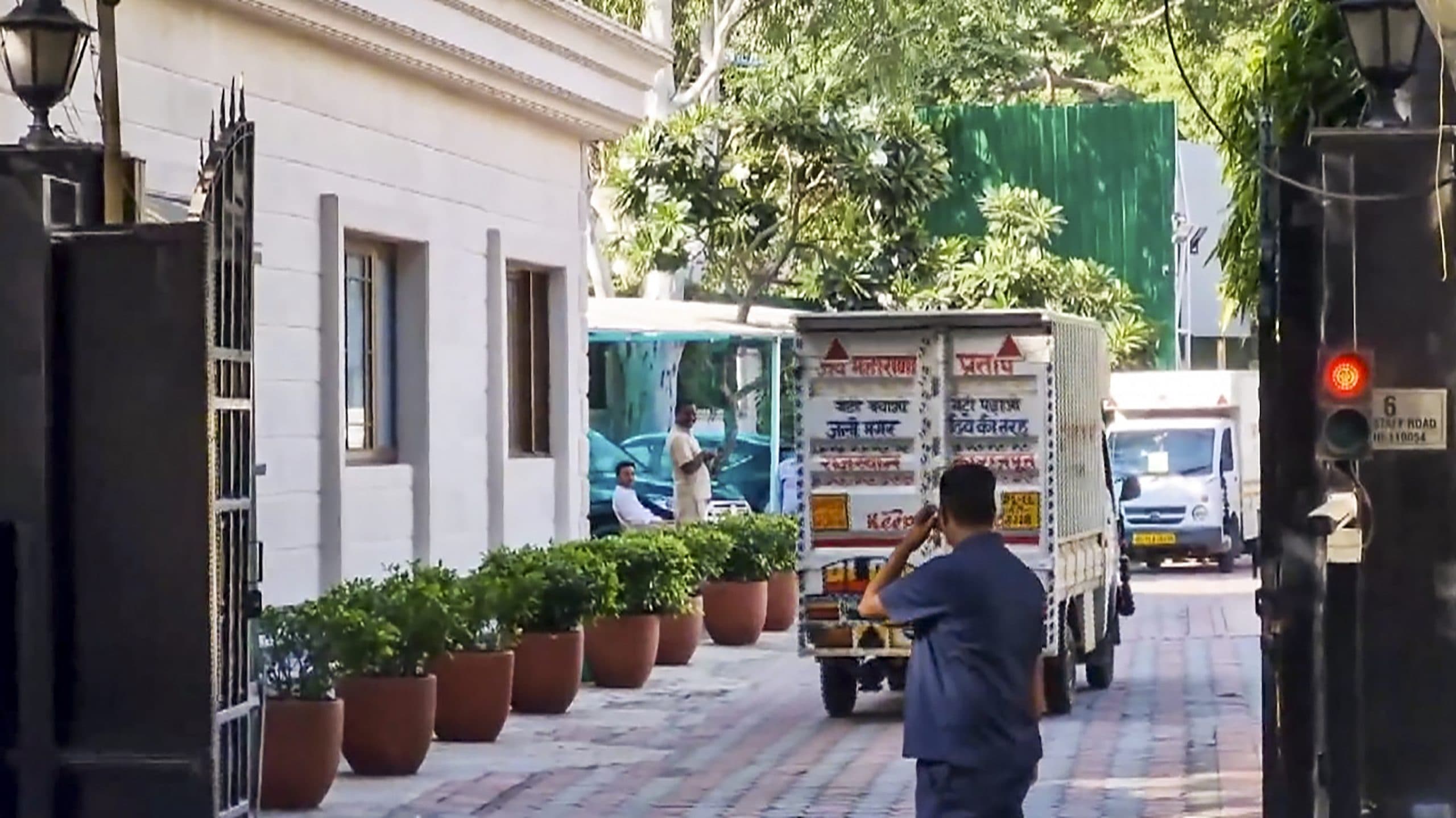 Delhi CM Residence: सीएम आवास पहुंची PWD की टीम, AAP का दावा- एलजी ने CM आतिशी का सामान हटवाया