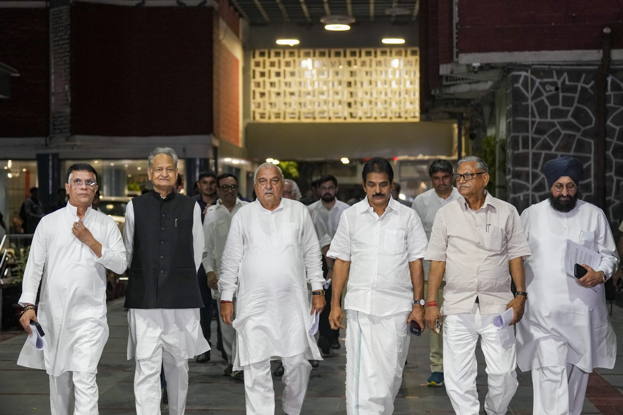 Haryana Election Result: 'EVM में हुई है गड़बड़ी'! चुनाव आयोग से मिले कांग्रेस नेता, जांच कराने की मांग