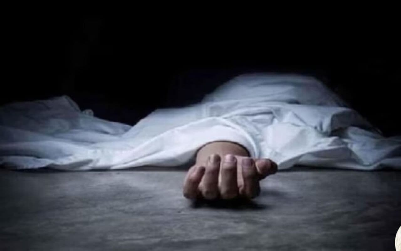 पैसे के लिए मां को उतारा मौत के घाट, हत्या के बाद शव के पास हंसता रहा बेटा