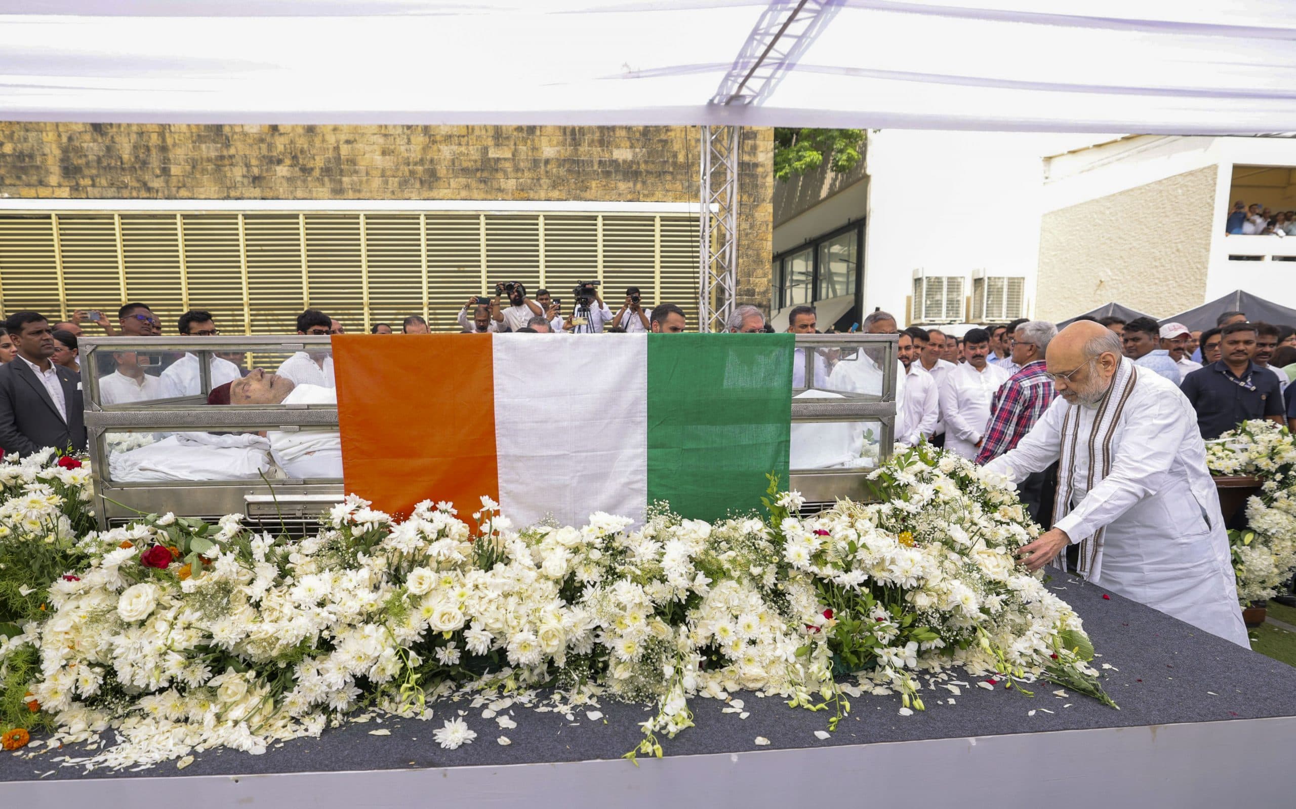 Ratan Tata Death: एक युग का अंत, राजकीय सम्मान के साथ हुआ अंतिम संस्कार, पंचतत्व में विलीन हुए रतन टाटा