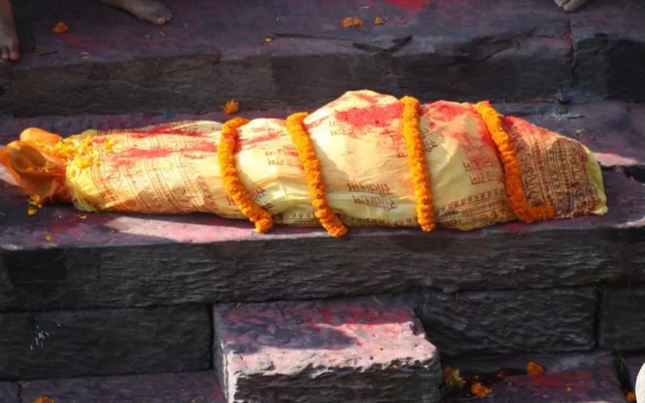 हिट एंड रन मामला : शव गांव पहुंचते ही परिजनों के चीख-पुकार से माहौल हुआ गमगीन