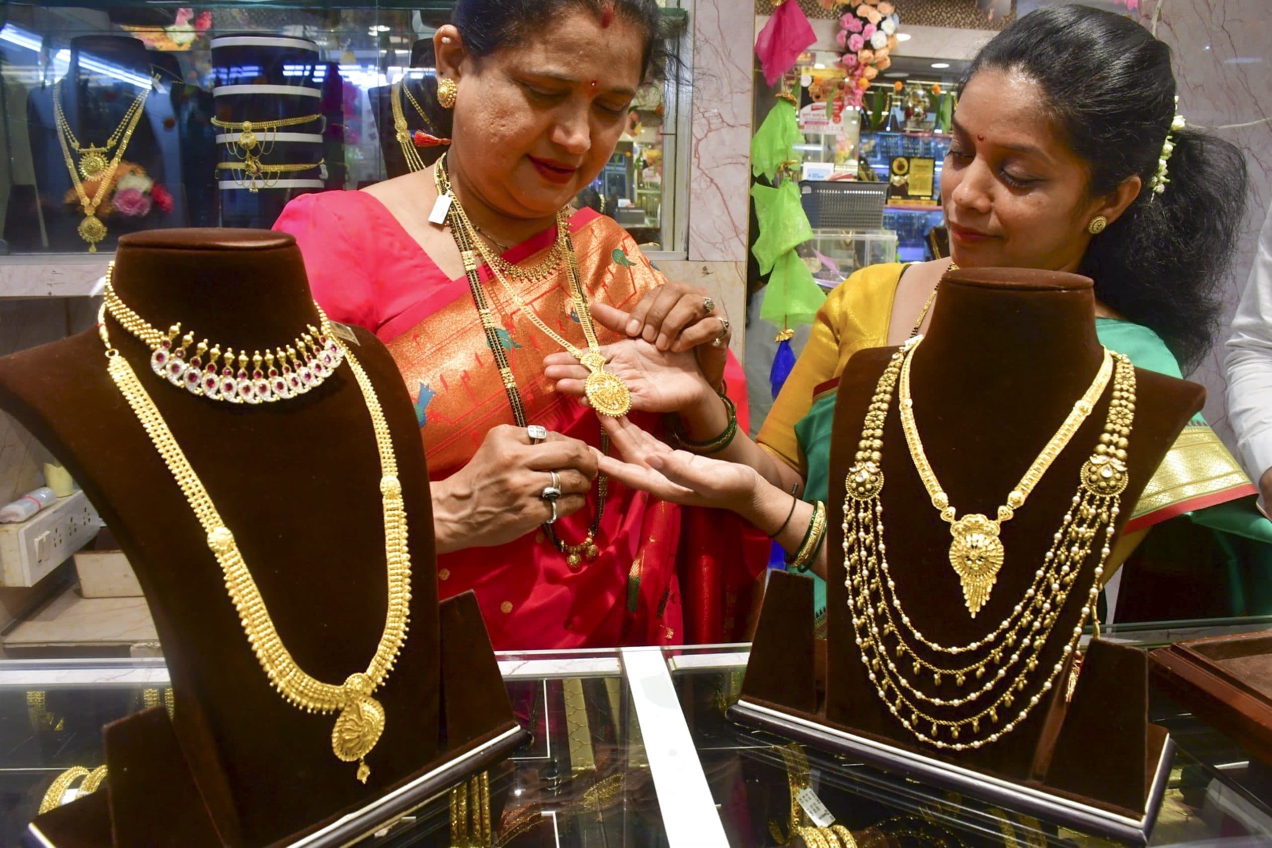 Gold Price Today: ऑल टाइम हाई से फिसला गोल्ड, चांदी में भी गिरावट, क्या सोन खरीदने का यही है सही समय