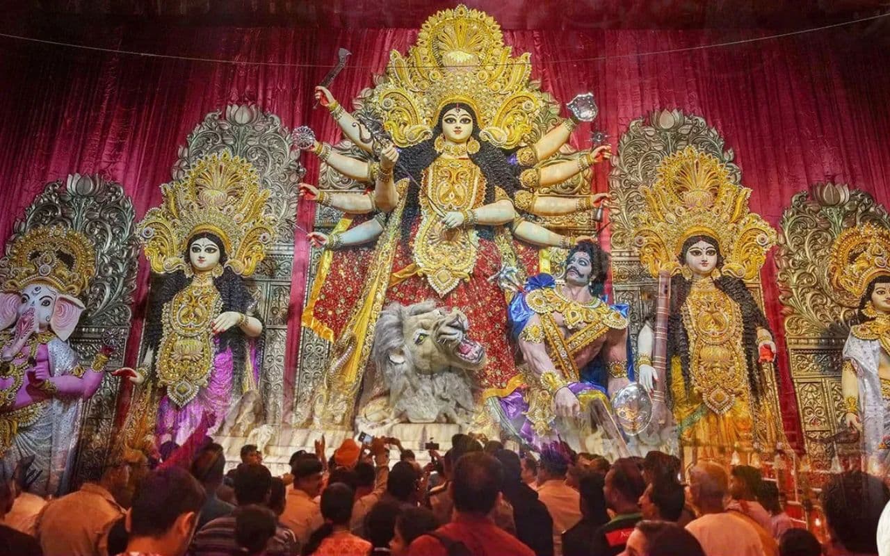 Durga Puja 2024 : सज-धज कर पंडाल हुए तैयार, श्रद्धालु कर रहे मां की झलक का इंतजार