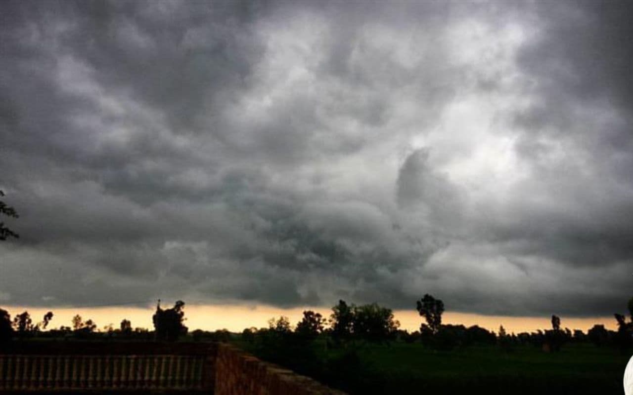 Dana Cyclone ने बदला मौसम का मिजाज, बिहार के कई जिलों में छाये रहे बादल