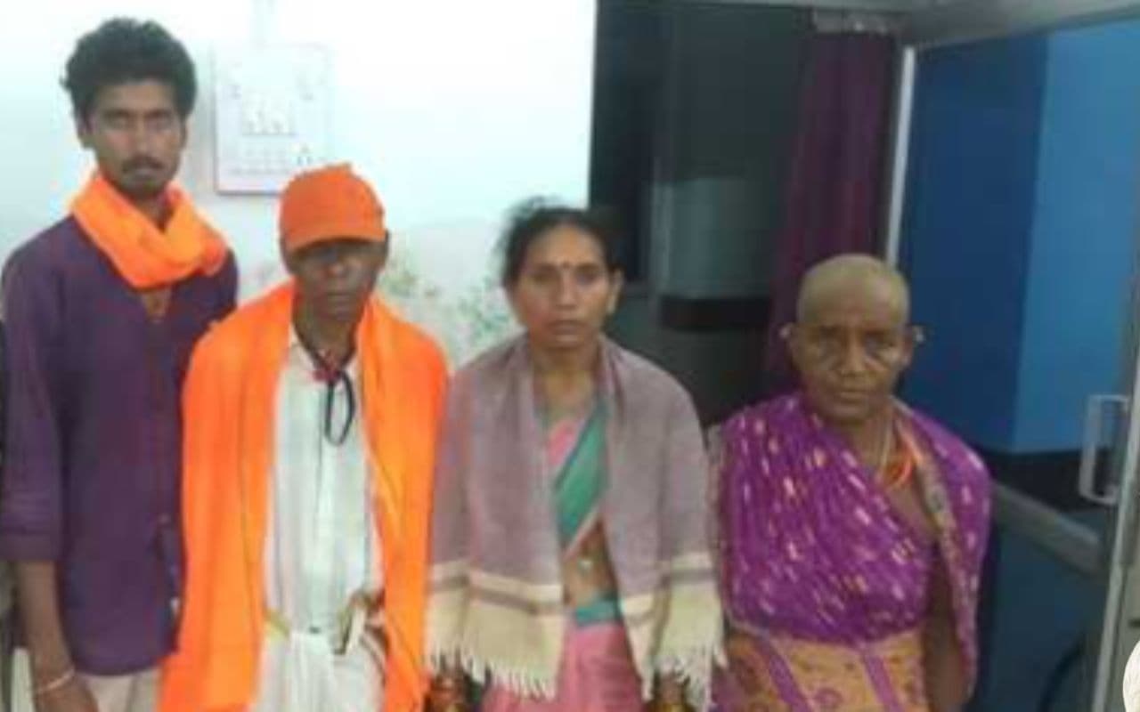 काशी विश्वनाथ का दर्शन कर घर जा रही थी महिलाएं, स्टेशन पर बिछड़ी, RPF ने परिवार से मिलाया काशी विश्वनाथ का दर्शन कर घर जा रही थी महिलाएं, स्टेशन पर बिछड़ी, RPF ने परिवार से मिलाया