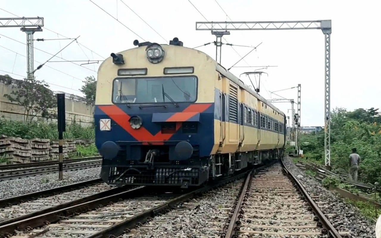 मोकामा में झाझा-पटना पैसेंजर में तकनीकी खराबी से चक्का हुआ जाम, सात घंटे रुकी रही ट्रेन