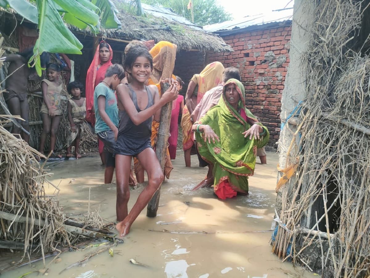 Saharsa news : बाढ़ की त्रासदी : उम्मीद की लौ के सहारे जल रहा जीवन का दीया