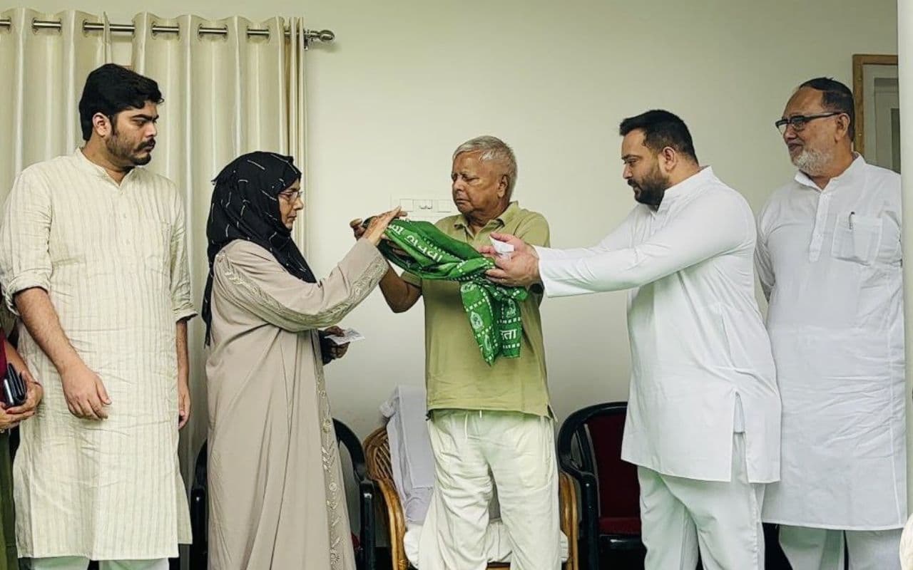 विधानसभा चुनाव से पहले एक्टिव हुए लालू यादव, शहाबुद्दीन के परिवार की कराई घर वापसी विधानसभा चुनाव से पहले एक्टिव हुए लालू यादव, शहाबुद्दीन के परिवार की कराई घर वापसी