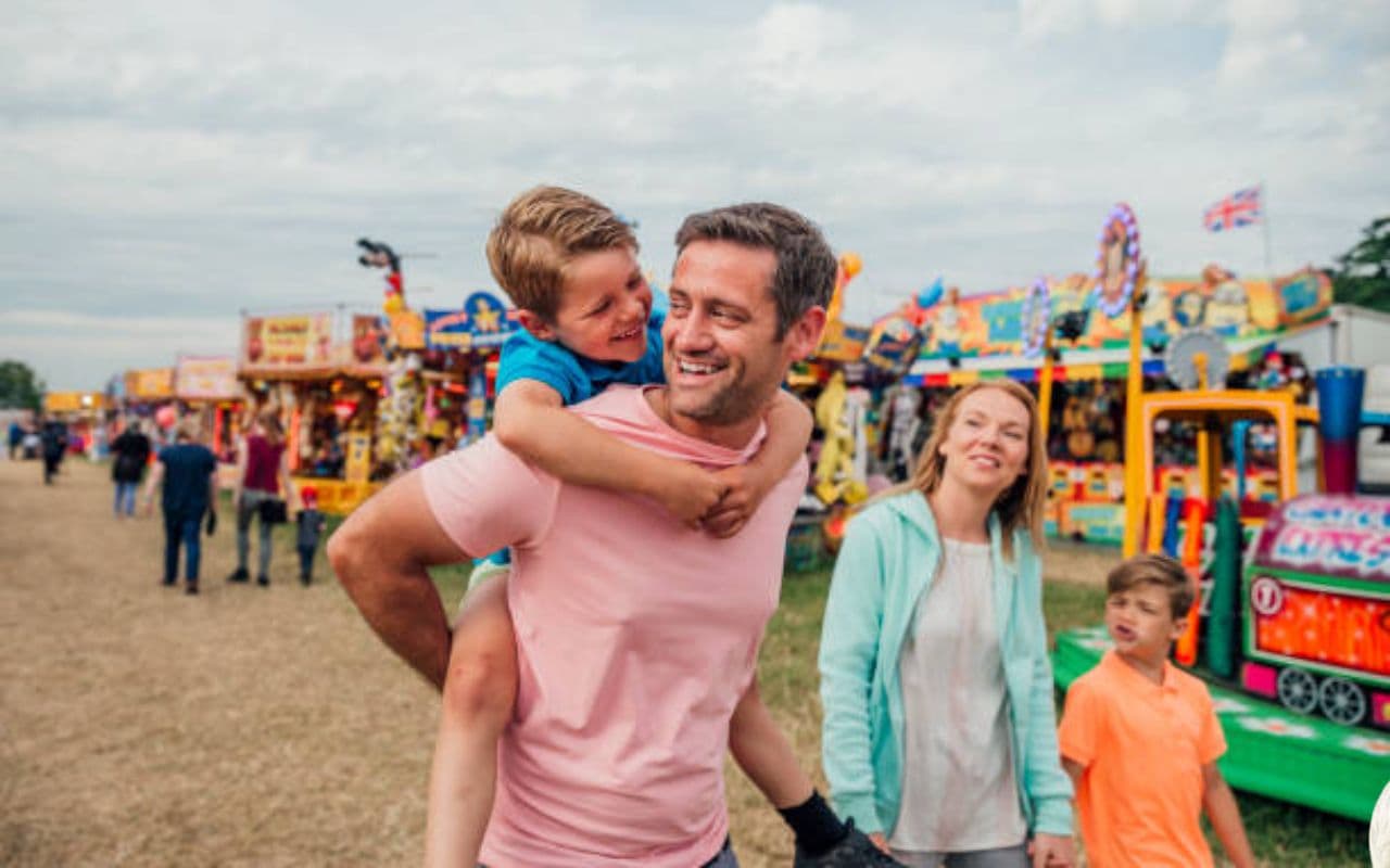 दुर्गा पूजा में बच्चों के साथ है घूमने का प्लान, करें ये काम, बिछड़ने के बाद भी सही सलामत घर पहुंचेगा आपका लाल