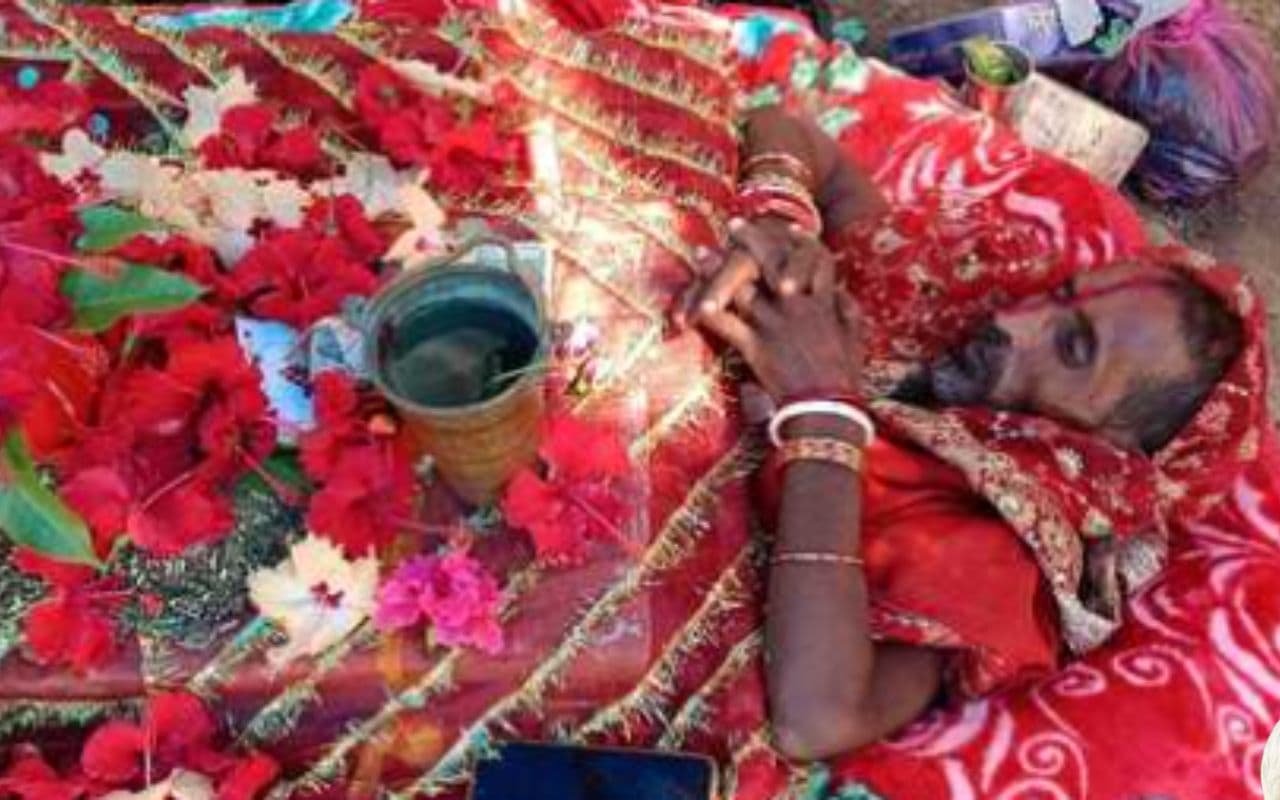 जहानाबाद में सीने पर कलश रखकर मां की भक्ति में लीन हुआ भक्त, एक चम्मच शहद है खुराक