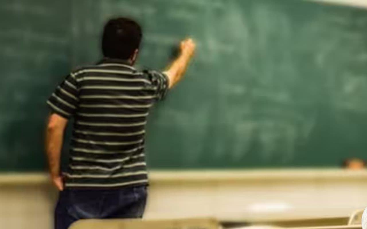 बिहार : स्कूल में जींस-टीशर्ट पहनकर गए तो नपेंगे गुरुजी, रील बनाने पर होगी कार्रवाई, शिक्षा विभाग का सख्त आदेश