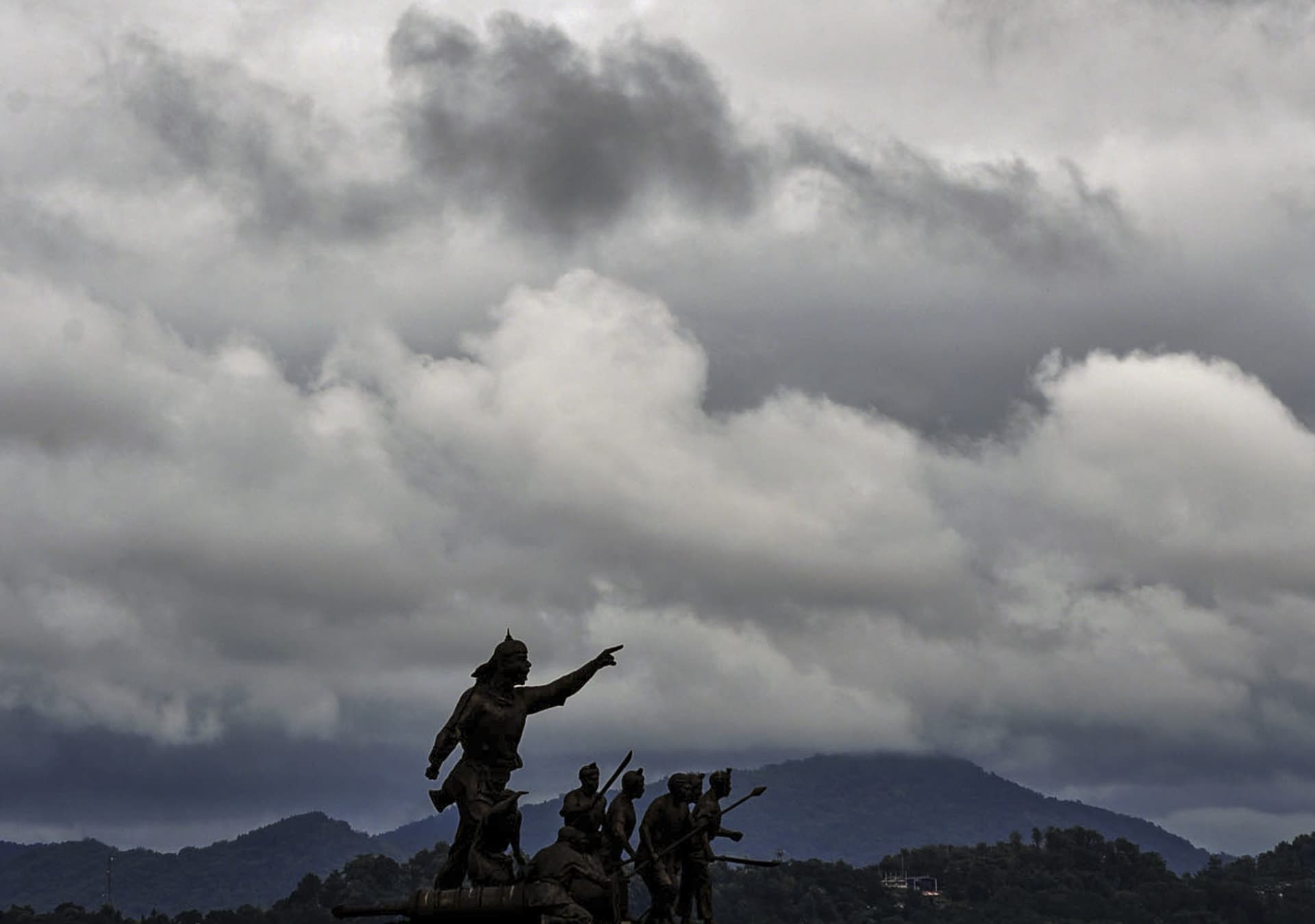 Heavy Rain Warning: तूफान दाना का कहर जारी, आईएमडी का हाई अलर्ट, अगले 24 घंटे होती रहेगी बारिश!