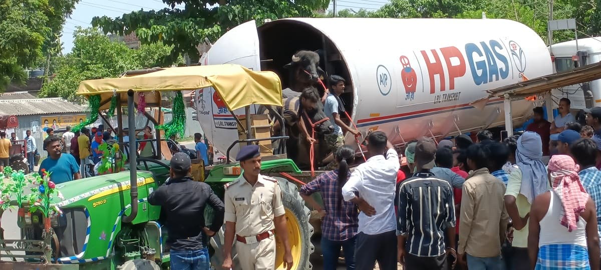Purnia news : ट्रकों में ठूंस-ठूंस कर पूर्णिया व किशनगंज के रास्ते बांग्लादेश भेजे जा रहे मवेशी