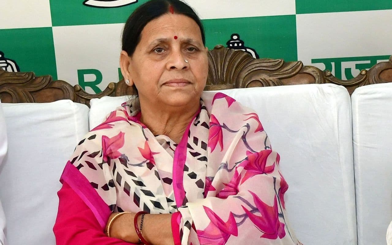 GOPALGANJ NEWS : पूर्व सीएम राबड़ी देवी के चचेरे भाई और भतीजे ने निकाली रायफल