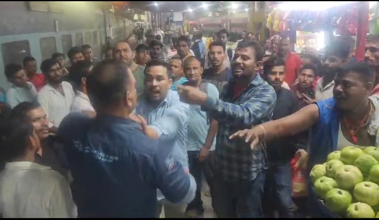 Photos: पटना जंक्शन पर गैर युवक के साथ अपनी सिपाही पत्नी को देख भड़का पति, जमकर हुई मारपीट…