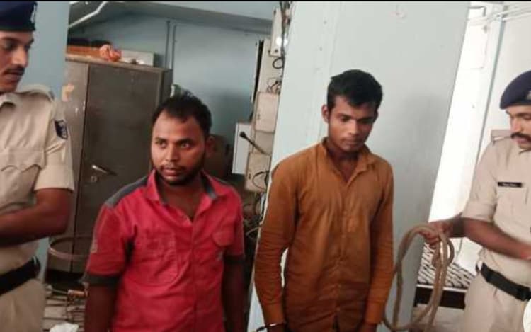 Kaimur : ट्रक से नयी बाइक उतारने के दौरान मैकेनिक ने चुराई, गिरफ्तार