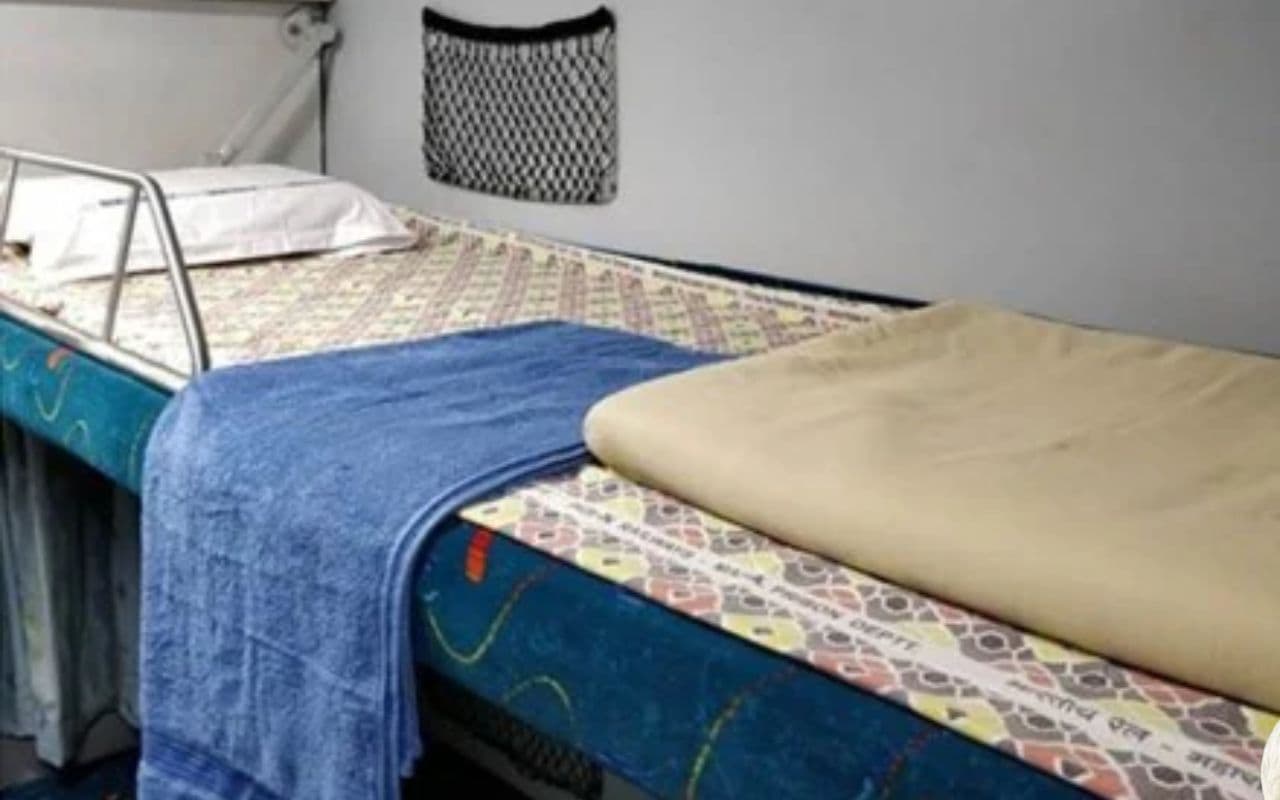 Indian Railways : इतने दिनों में धुला जाता है रेलवे का चादर और कंबल, RTI में हुआ खुलासा