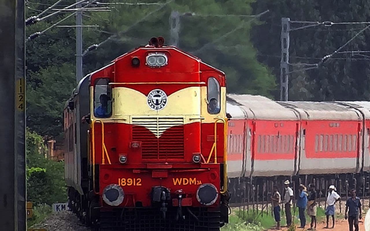 Chhapra : महिला यात्री ने चलती ट्रेन में मांगी मदद, TC ने सीट पर पहुंचाया सेनेटरी पैड