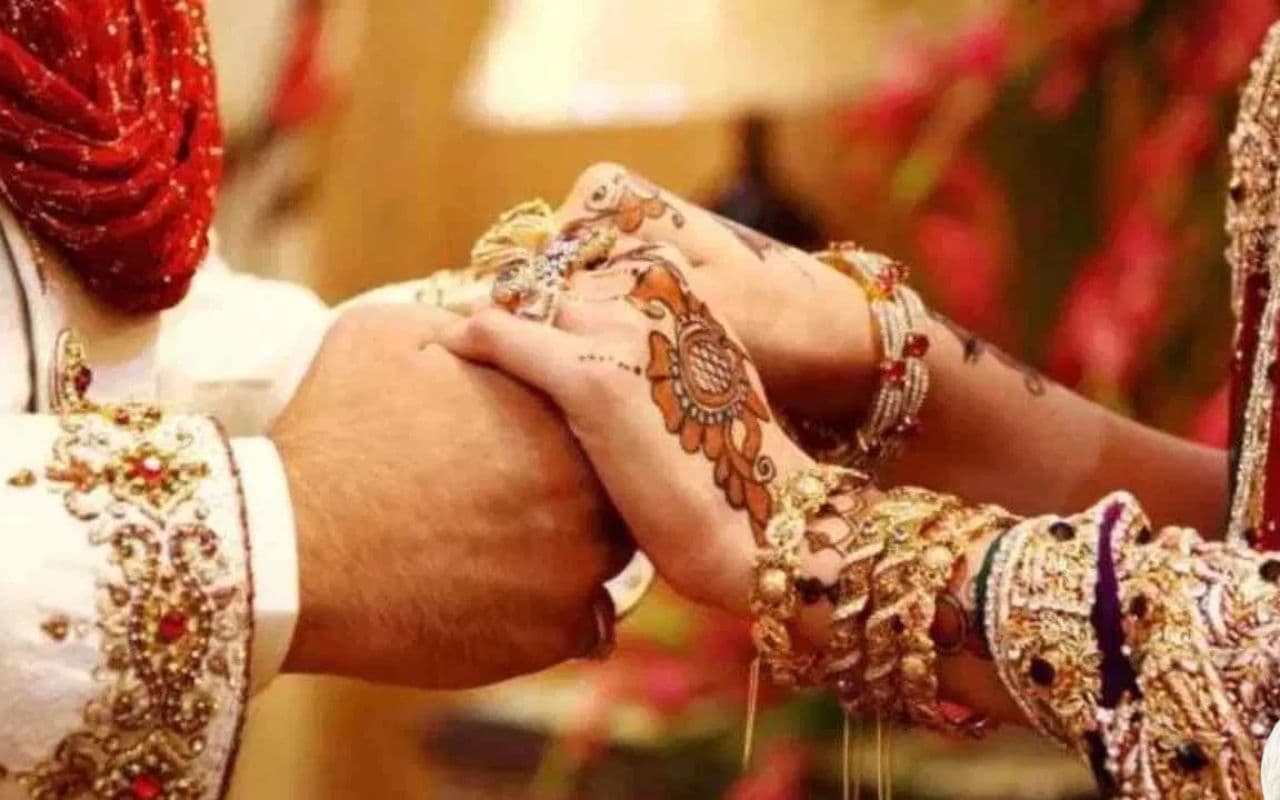 Samastipur : रेलवे में लगी नौकरी तो प्रेमी ने तोड़ा रिश्ता, फिर प्रेमिका ने चलाया ऐसा चक्कर कि करनी पड़ी शादी