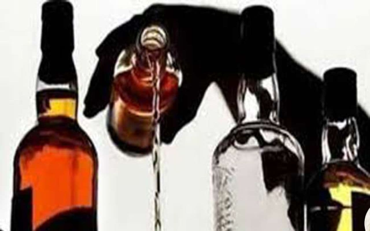 Bihar : पुलिस के पकड़ से अभी भी बाहर हैं शराब के बड़े खिलाड़ी, छोटे तस्करों को पकड़कर कर रहे खानापूर्ति 