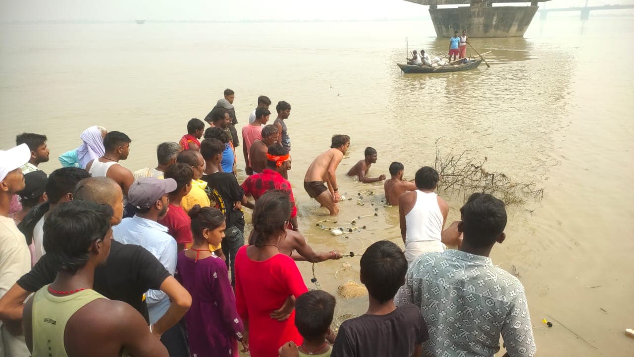 Patna News: पटना सिटी में बड़ा हादसा, दुर्गा के लिए गंगा की मिट्टी लेने आये तीन युवक गंगा में बहे, एक की मौत