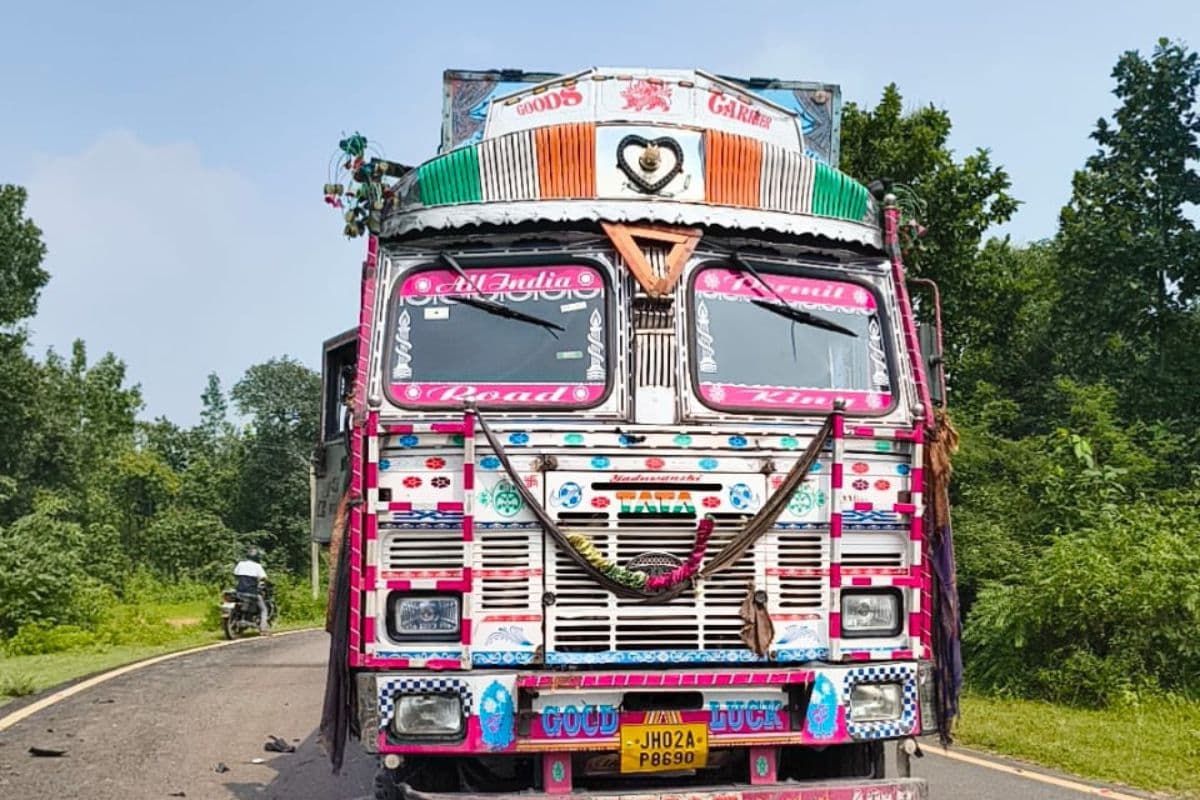 Road Accident: रांची में ट्रक की चपेट में आकर दो युवकों की मौत, एक की हालत गंभीर