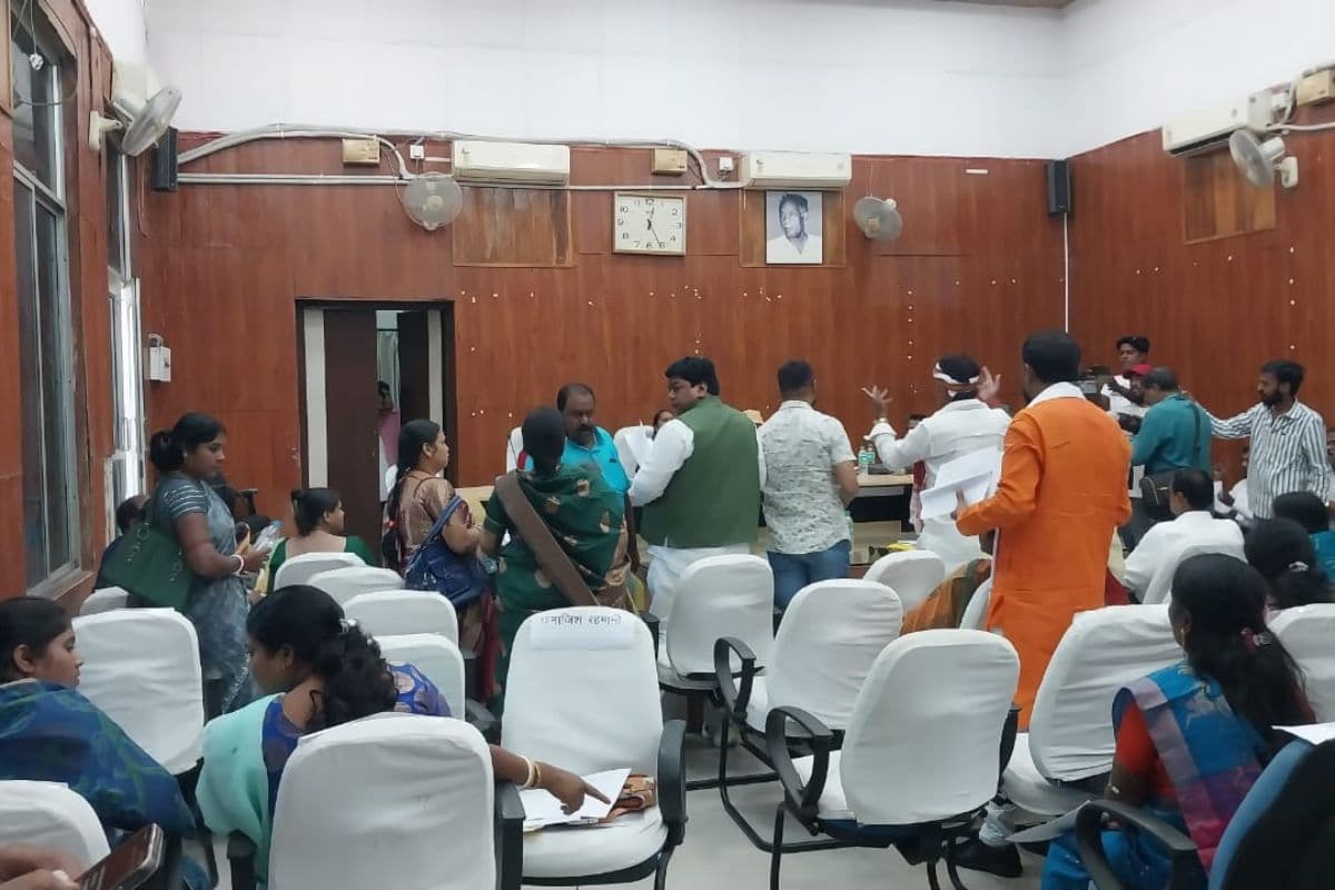 Jharkhand News: धनबाद जिला परिषद की बैठक में हंगामा, आक्रोशित जनप्रतिनिधि ने इंजीनियर पर फेंका बोतल